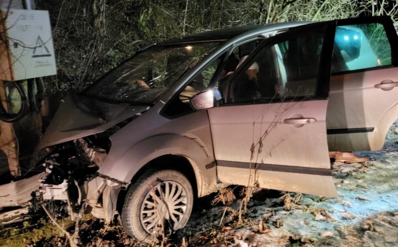 Accident la Băișoara. O mașină a intrat într-un stâlp / 6 persoane au ajuns la spital