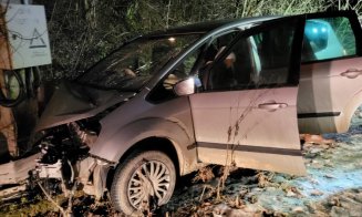 Accident la Băișoara. O mașină a intrat într-un stâlp / 6 persoane au ajuns la spital