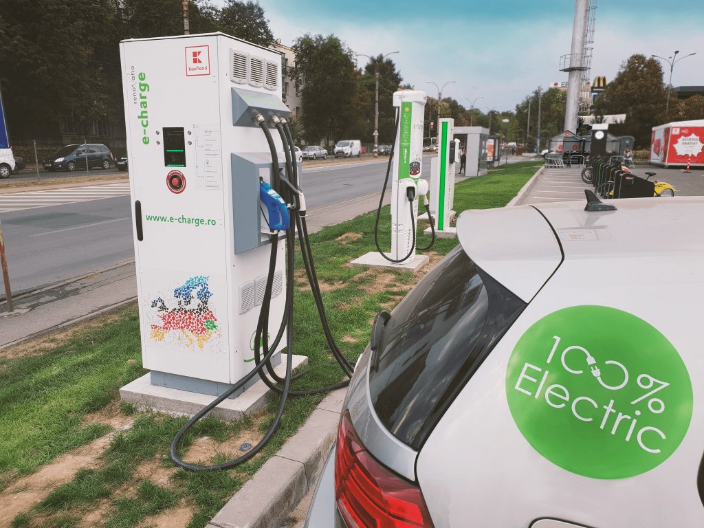 Afacerea începutului de an: OMV Petrom cumpără Renovatio, cea mai mare reţea de încărcare pentru vehicule electrice din România