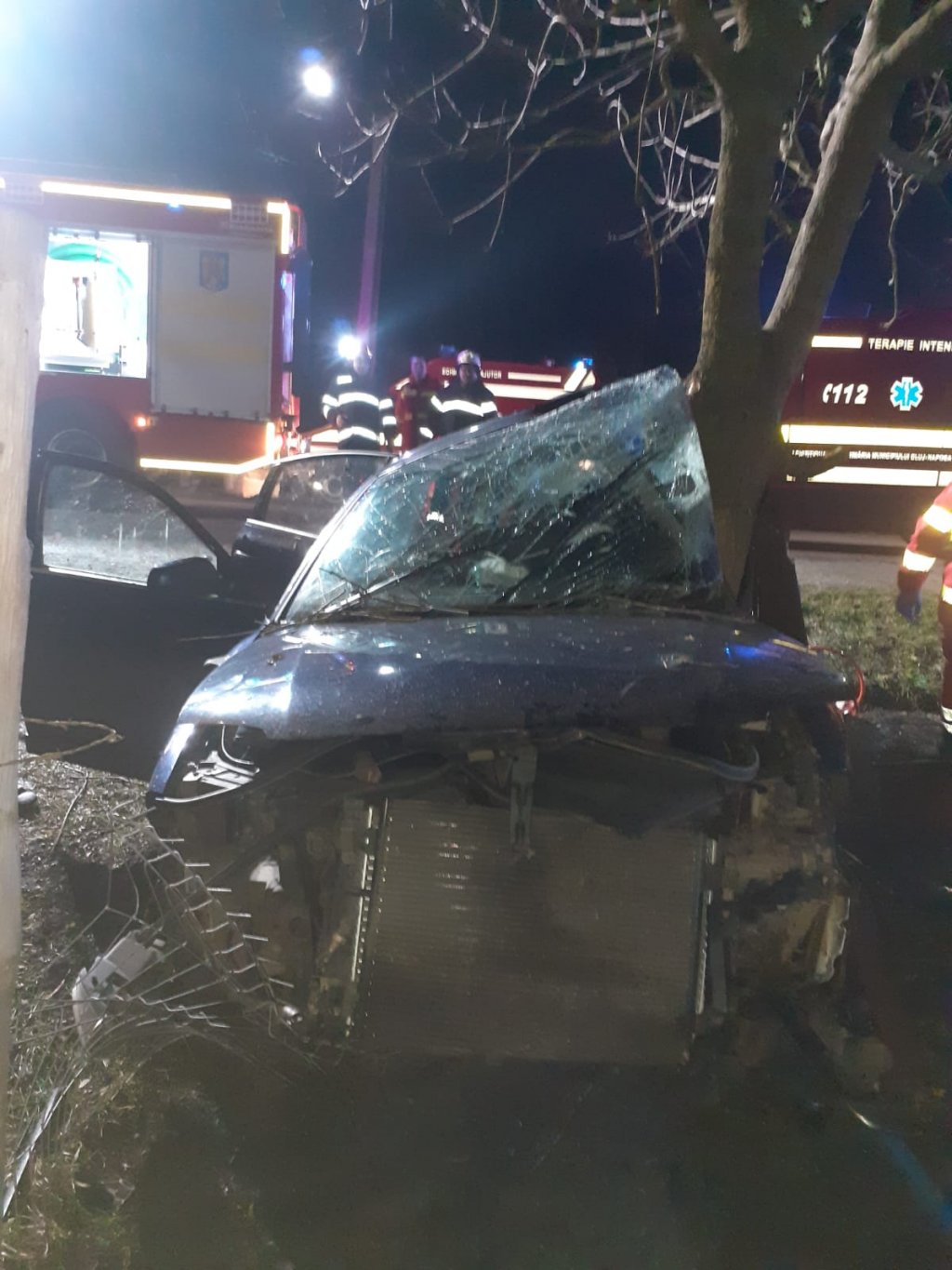 Accident într-o comună din Cluj. O mașină intrat în copac iar trei tineri au ajuns la spital