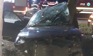 Accident într-o comună din Cluj. O mașină intrat în copac iar trei tineri au ajuns la spital