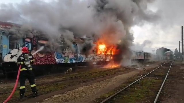 Incendiu la gara din Cluj-Napoca. Două vagoane au luat foc iar o persoană a ajuns cu arsuri la spital / De la ce a pornit
