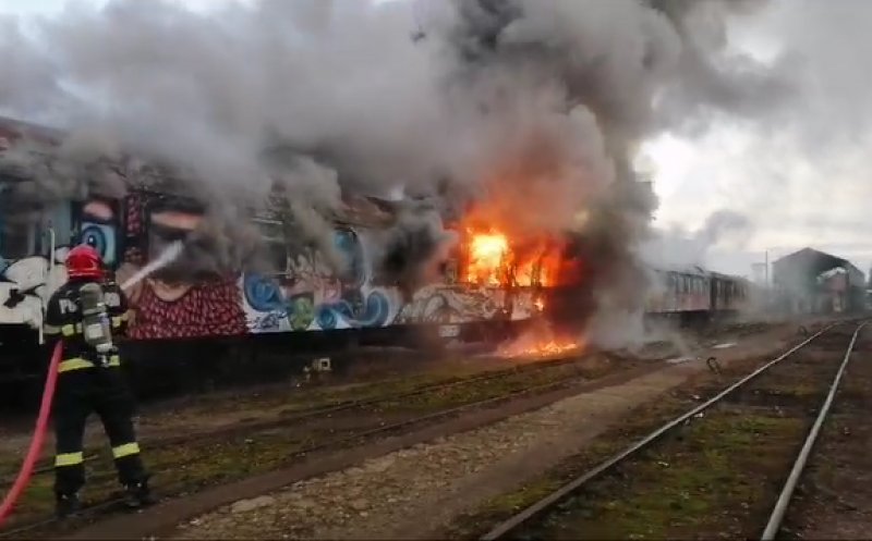 Incendiu la gara din Cluj-Napoca. Două vagoane au luat foc iar o persoană a ajuns cu arsuri la spital / De la ce a pornit