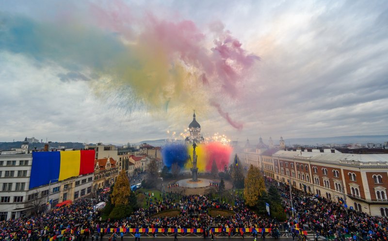 Lege promulgată. Ce amenzi primesc cei care folosesc alte însemne pe steagul României înafară de cele aprobate