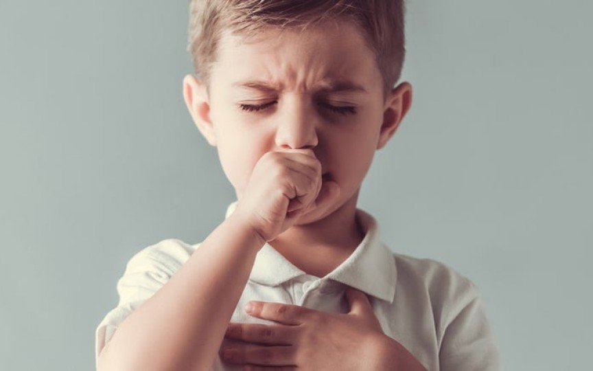 Ministerul Sănătății le recomandă părinților să nu-și trimită copiii la școală dacă au simptome respiratorii