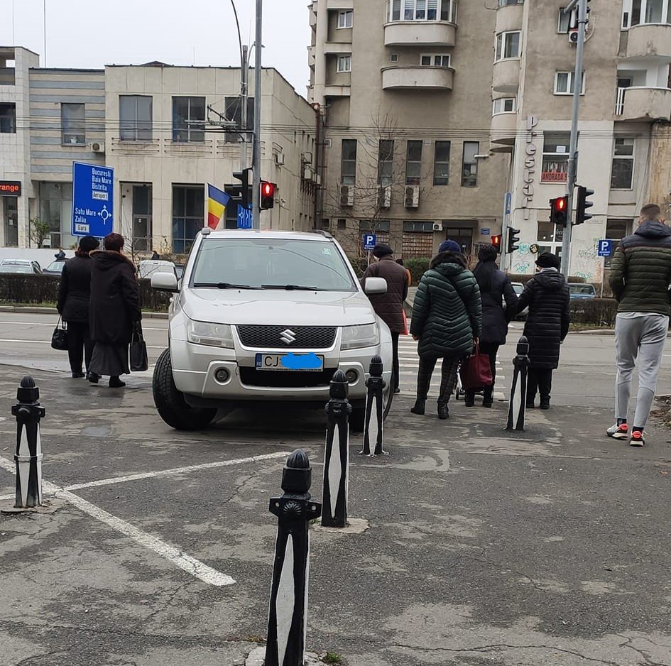 Parcare "VIP" în Mărăști! Un șofer și-a lăsat mașina pe trotuar în dreptul unei treceri de pietoni