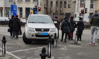 Parcare "VIP" în Mărăști! Un șofer și-a lăsat mașina pe trotuar în dreptul unei treceri de pietoni