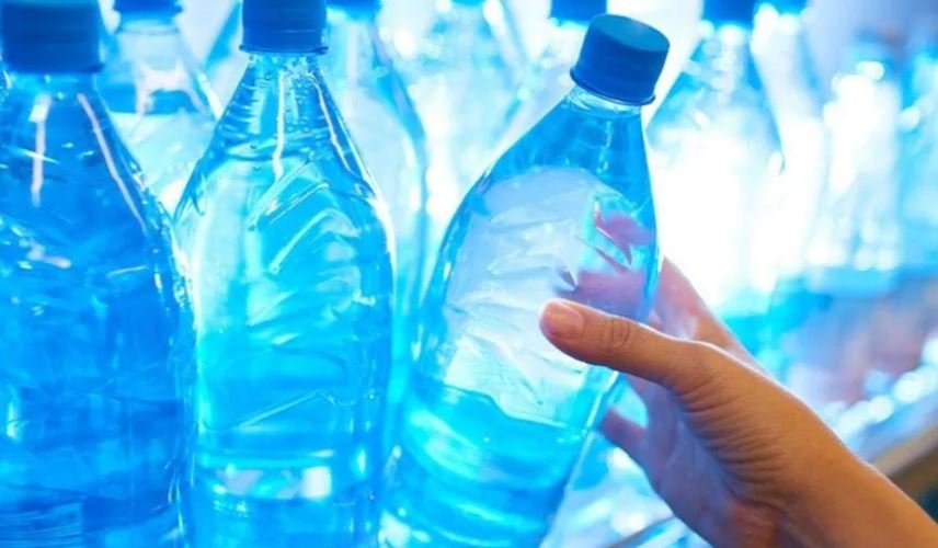 Apa îmbuteliată ar conţine de 100 de ori mai multe particule de plastic decât se credea - studiu