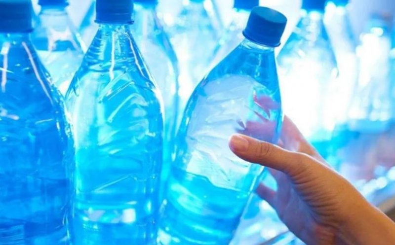 Apa îmbuteliată ar conţine de 100 de ori mai multe particule de plastic decât se credea - studiu