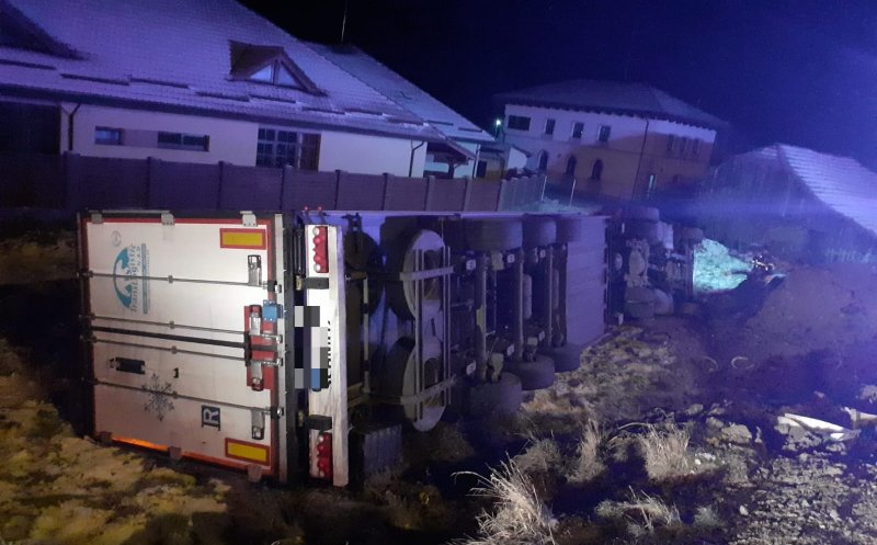 ACCIDENT în județul Cluj, la Negreni. Autotren, în șanț