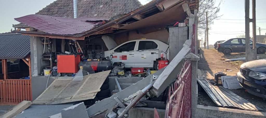 EXPLOZIE într-un garaj din Turda! Doi bărbați, transportați la spital cu multiple arsuri