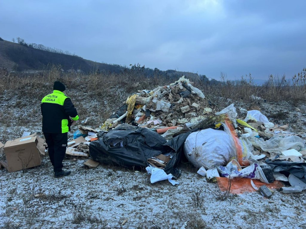 Amendă usturătoare pentru un bărbat prins că arunca deșeuri ilegale în Florești. Primarul: „Nu va exista loc de scăpare pentru cei care aleg să încalce legea”