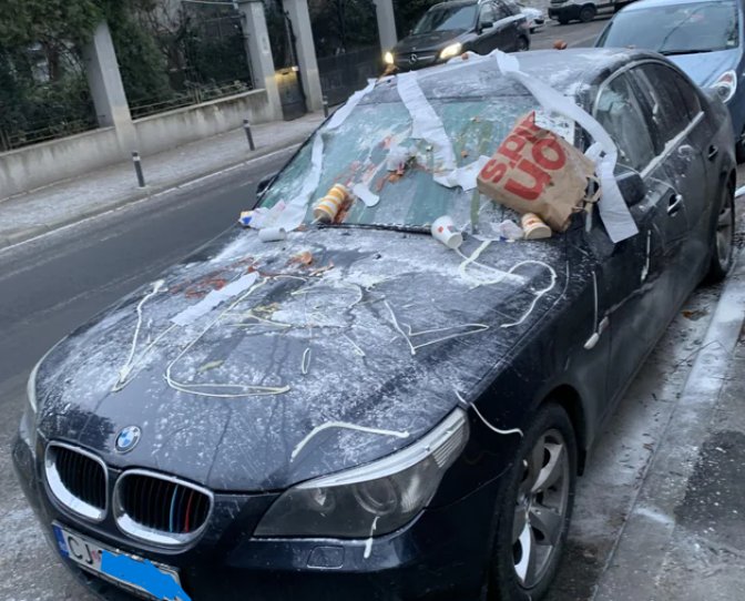 Mașina unui clujean, ținta unui atac cu mâncare și hârtie igienică. Polițiștii caută făptașul