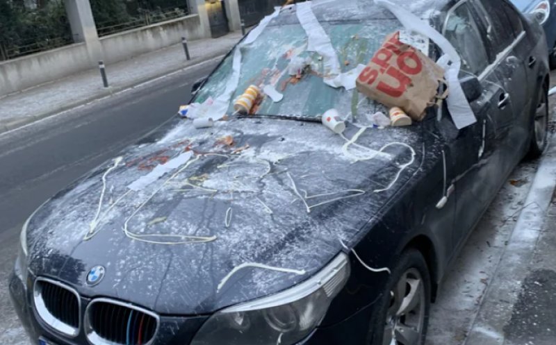 Mașina unui clujean, ținta unui atac cu mâncare și hârtie igienică. Polițiștii caută făptașul