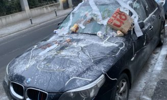 Mașina unui clujean, ținta unui atac cu mâncare și hârtie igienică. Polițiștii caută făptașul