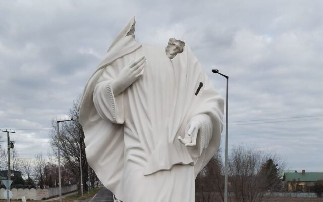 Un român a decapitat o statuie a Maicii Domnului în Ungaria. N-ar fi fost pentru prima dată