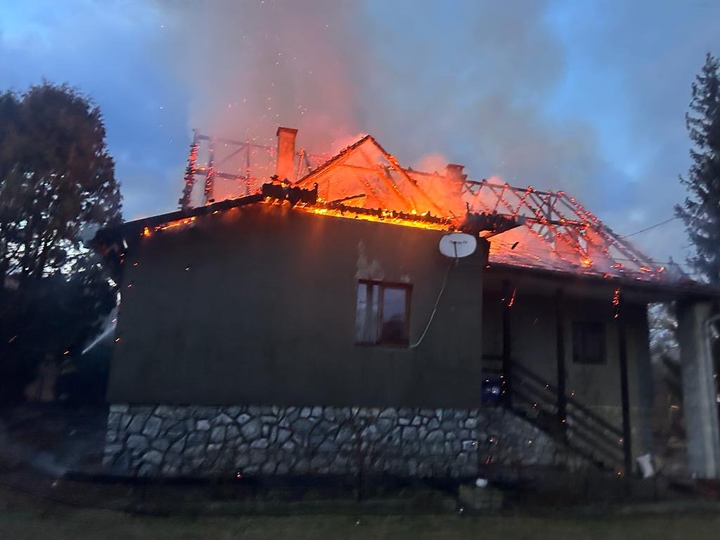 INCENDIU puternic într-o localitate din Cluj! Acoperișul unei case, făcut SCRUM