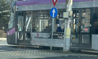 A intrat cu ditamai camionul plin cu lemne în... tramvai / Semafor defazat în Mănăştur la podul Calvaria?