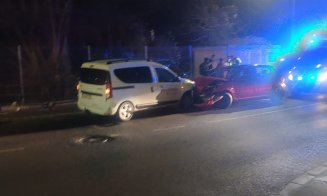 ACCIDENT între două mașini, în Cluj! Un șofer indian a intrat pe contrasens / O minoră a fost rănită