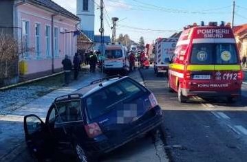 Ambulanță aflată în drum spre Cluj-Napoca, implicată într-un accident