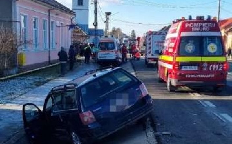 Ambulanță aflată în drum spre Cluj-Napoca, implicată într-un accident