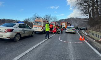 Accident grav între un microbuz și o mașină. A fost solicitată intervenția elicopterului SMURD