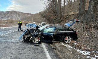 Accident grav între un microbuz și o mașină. A fost solicitată intervenția elicopterului SMURD