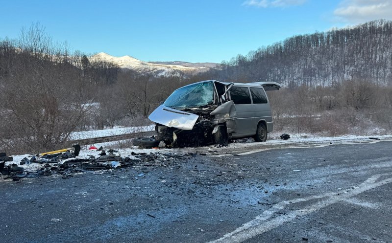 Accident grav între un microbuz și o mașină. A fost solicitată intervenția elicopterului SMURD