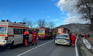 Accident grav între un microbuz și o mașină. A fost solicitată intervenția elicopterului SMURD