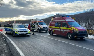 Accident grav între un microbuz și o mașină. A fost solicitată intervenția elicopterului SMURD