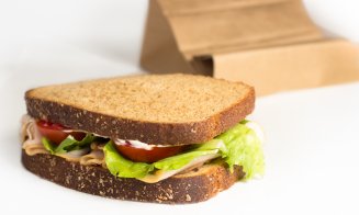 Noul moft „culinar”. Cum arată o geantă de sendviş de 3.000 dolari vândută de un „gigant” al modei