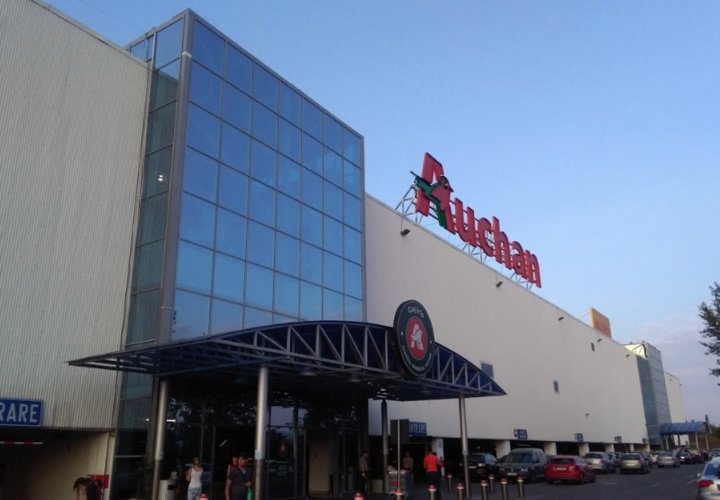 Trafic mai lejer la Auchan Iris: nouă bretea de acces, mai multe parcări și o piațetă cu verdeață