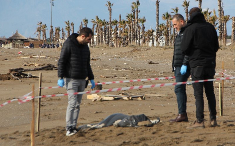 8 cadavre aduse de valuri la mal, pe plajele din Antalya / Anchetă în Turcia după descoperirile macabre