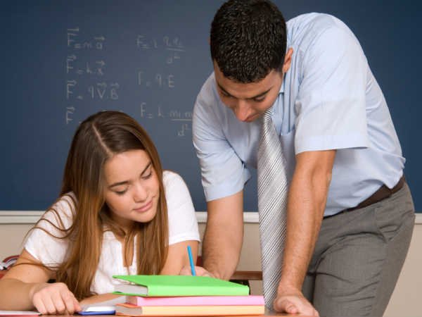 Profesorii care fac meditații pe bani cu elevii de la clasă ar putea fi scoși de la catedră. Riscă chiar și închisoarea