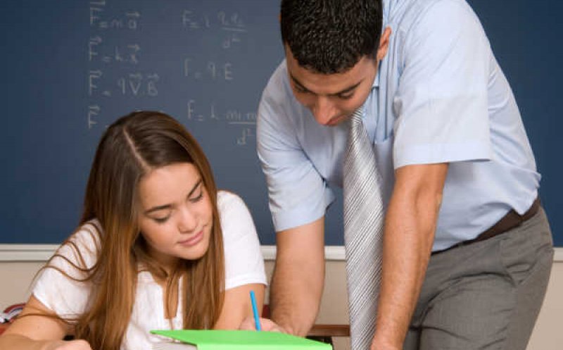 Profesorii care fac meditații pe bani cu elevii de la clasă ar putea fi scoși de la catedră. Riscă chiar și închisoarea