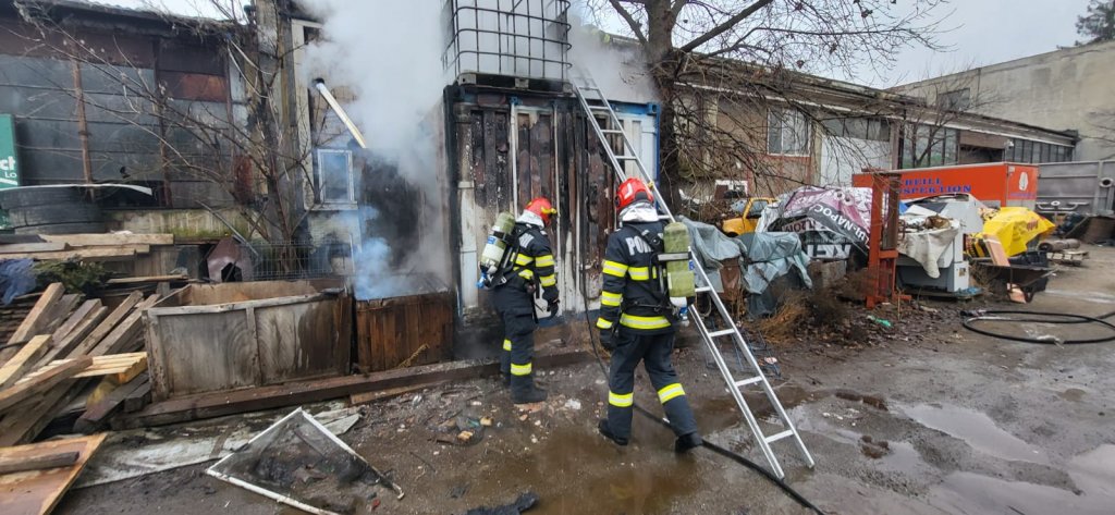 INCENDIU în Cluj-Napoca! Container plin cu cauciucuri, cuprins de flăcări / ISU intervine cu două autospeciale