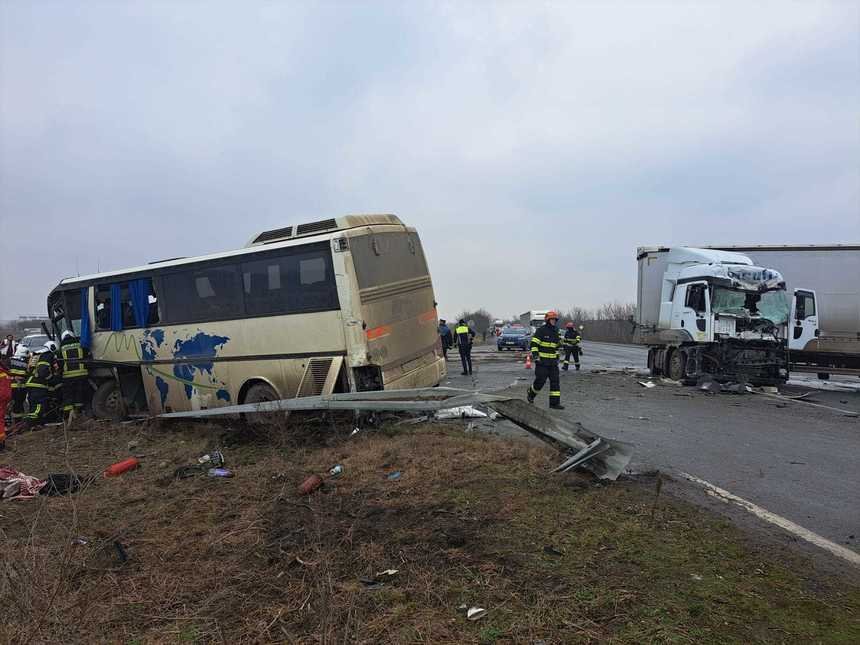 Planul Roşu de Intervenţie, activat în vestul țării! Șapte victime în urma coliziunii între un tir și un autobuz