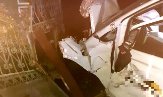 ACCIDENT în județul Cluj: Și-a făcut mașina praf într-un... gard. A lovit şi stâlpul de curent / Victimă transportată la spital