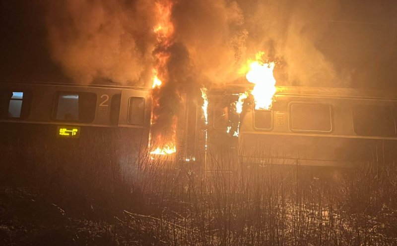 Un tren care trebuia să ajungă la Cluj a luat foc. Traficul feroviar a fost oprit