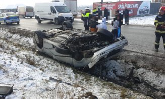 Accident într-o localitate din Cluj! Mașină răsturnată în șanț / Un tânăr și trei minori, transportați la spital