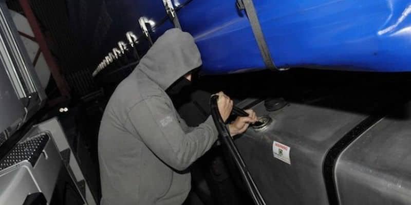 Trei tineri reținuți după ce au furat motorină dintr-un camion, în Cluj