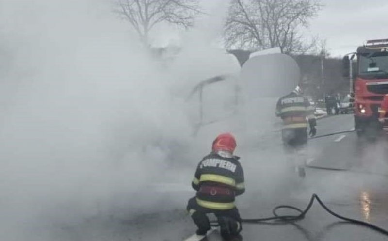 Un microbuz cu 18 pasageri a luat FOC în mers. Care a fost cauza incendiului