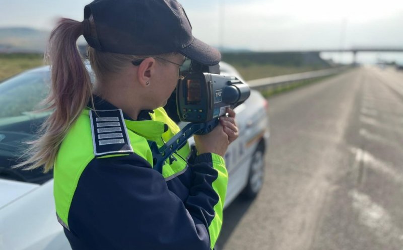 Weekend început în viteză pentru un tânăr șofer din județul vecin. A fost prins cu 230 km/h. Ce amendă a primit și cât rămâne pieton