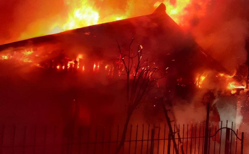 Incendiu puternic la o casă din județul Cluj. Pompierii s-au luptat aproape 3 ore cu focul. De la ce a pornit