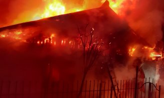 Incendiu puternic la o casă din județul Cluj. Pompierii s-au luptat aproape 3 ore cu focul. De la ce a pornit
