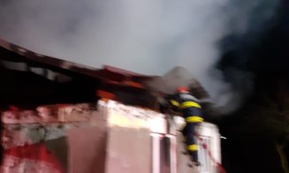 Incendiu puternic la o casă din județul Cluj. Pompierii s-au luptat aproape 3 ore cu focul. De la ce a pornit