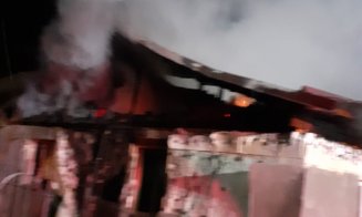 Incendiu puternic la o casă din județul Cluj. Pompierii s-au luptat aproape 3 ore cu focul. De la ce a pornit