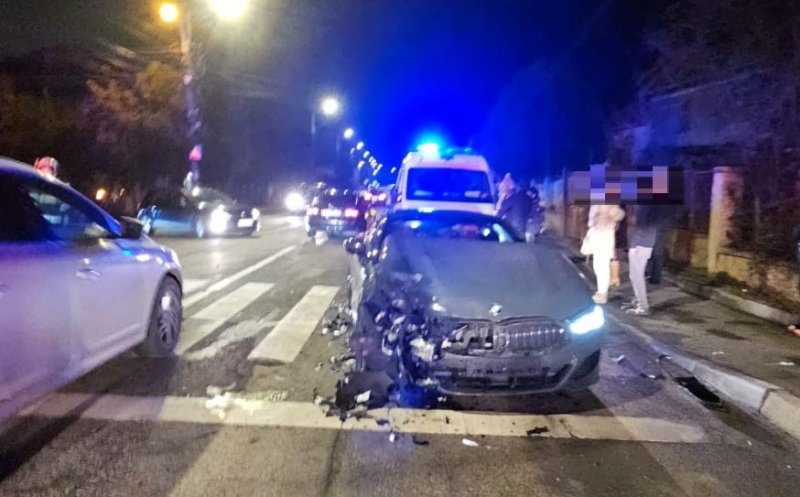 Accident cu două mașini pe o stradă din Cluj-Napoca. O persoană are nevoie de îngrijiri medicale