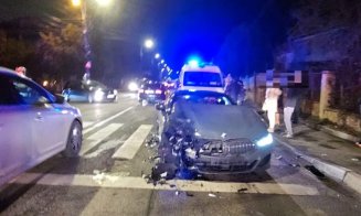 Accident cu două mașini pe o stradă din Cluj-Napoca. O persoană are nevoie de îngrijiri medicale