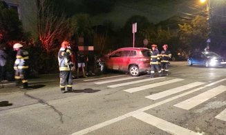 Accident cu două mașini pe o stradă din Cluj-Napoca. O persoană are nevoie de îngrijiri medicale